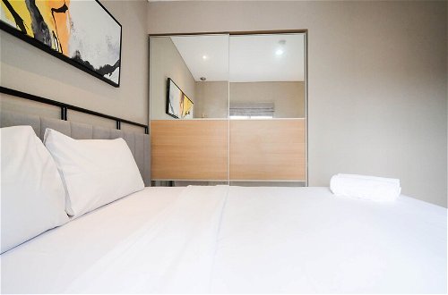 Foto 5 - Minimalist And Beautiful 1Br With Extra Room At Pavilion Permata Apartment