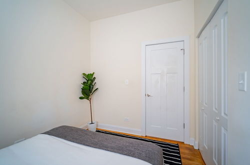 Photo 6 - 3BR Amazing Apt with Parking in Logan Sq