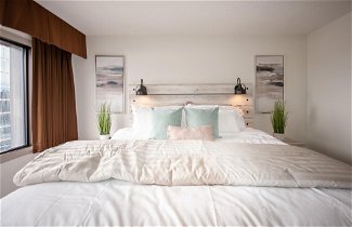 Photo 3 - Luxury Downtown One Bedroom Suite