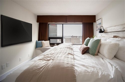 Foto 11 - Luxury Downtown One Bedroom Suite
