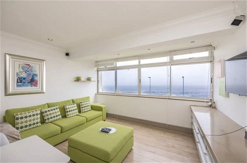 Foto 16 - Spacious Studio Apartment With Full Ocean View at Mouille Point