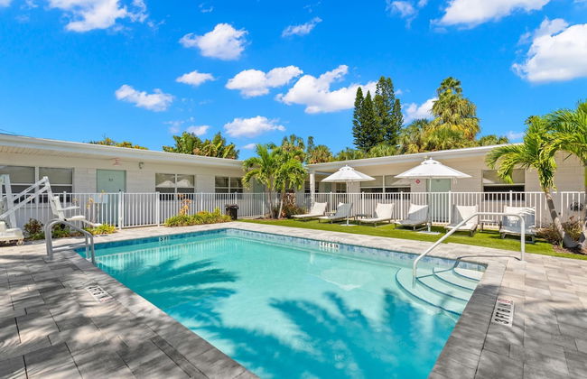 New! Modern King Suite Steps to the Beach! - Foto 3