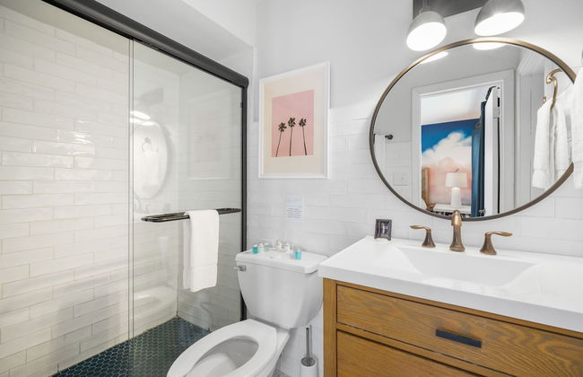 New! Modern King Suite Steps to the Beach! - Foto 10