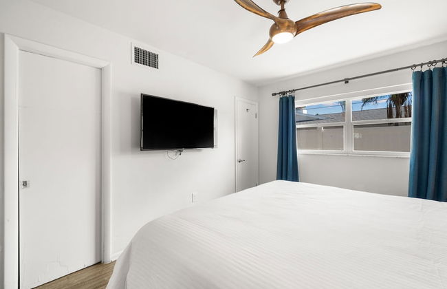 New! Modern King Suite Steps to the Beach! - Foto 8