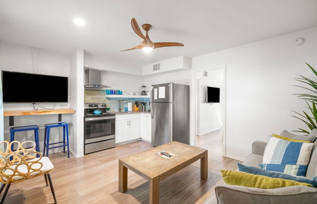 New! Modern King Suite Steps to the Beach! - Foto 1