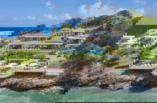 Foto 46 - Gorgeous Beach House Perched Right Over the Ocean