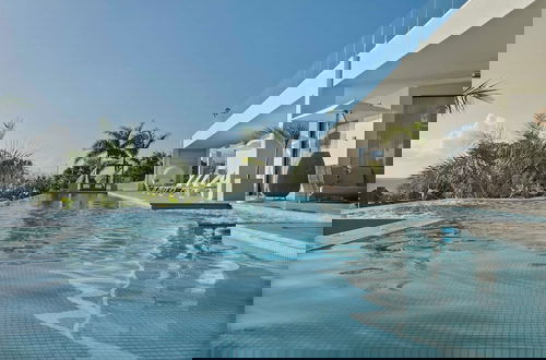 Foto 2 - Gorgeous Beach House Perched Right Over the Ocean