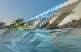 Foto 2 - Gorgeous Beach House Perched Right Over the Ocean