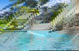 Foto 3 - Gorgeous Beach House Perched Right Over the Ocean