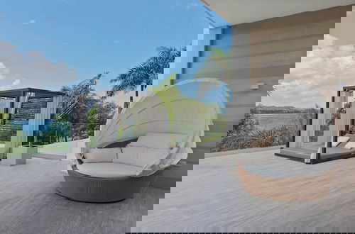 Foto 4 - Gorgeous Beach House Perched Right Over the Ocean