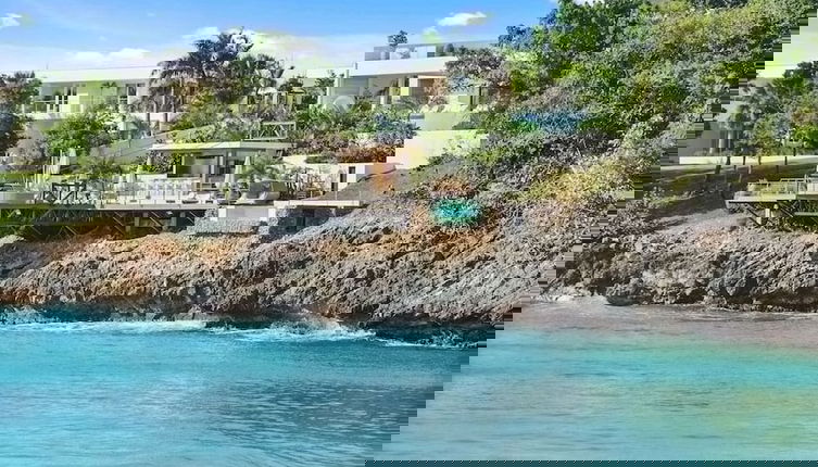 Foto 1 - Gorgeous Beach House Perched Right Over the Ocean