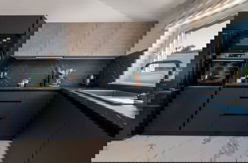 Photo 14 - Luminous Infinity Villa With Pool and Gym