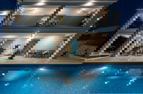 Photo 36 - Luminous Infinity Villa With Pool and Gym