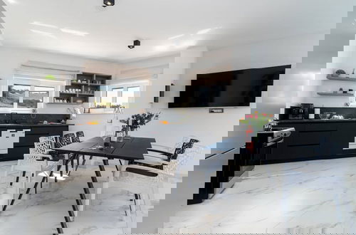 Photo 17 - Luminous Infinity Villa With Pool and Gym