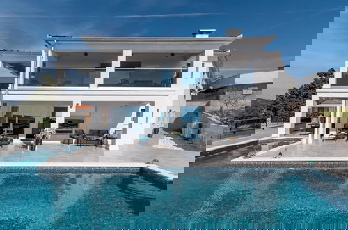 Photo 39 - Luminous Infinity Villa With Pool and Gym