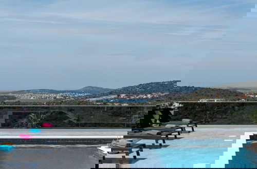 Photo 28 - Luminous Infinity Villa With Pool and Gym