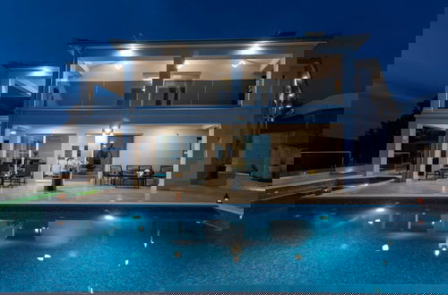 Photo 38 - Luminous Infinity Villa With Pool and Gym