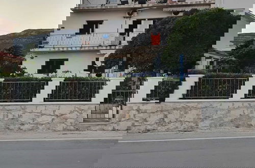 Foto 9 - Spacious Apartment Steps From the Beach, With Private Terrace and Grill