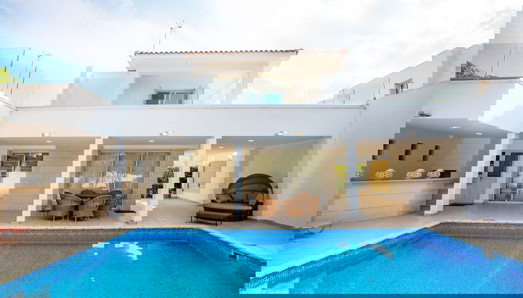 Foto 1 - Beachfront 3 BDR Villa With Pool