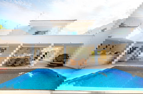 Foto 1 - Beachfront 3 BDR Villa With Pool