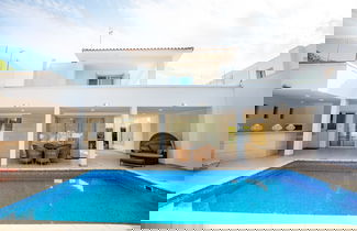 Foto 1 - Beachfront 3 BDR Villa With Pool