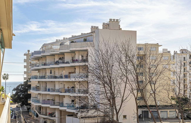 Sunny Getaway With Balcony and A/C in Antibes - Foto 9