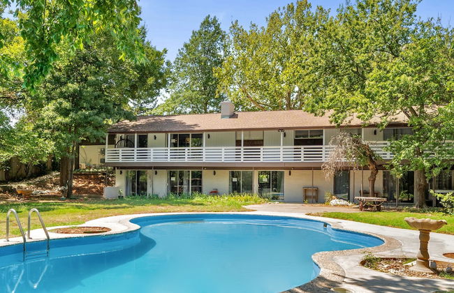 Spacious Family Home w Pool Hot Tub Large Yard - Foto 34