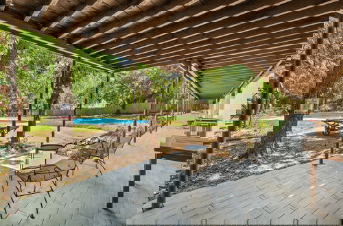 Foto 6 - Spacious Family Home w Pool Hot Tub Large Yard