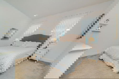 Foto 11 - Beautiful Home Near Disney With Private Pool! 5 Bedroom Villa by RedAwning