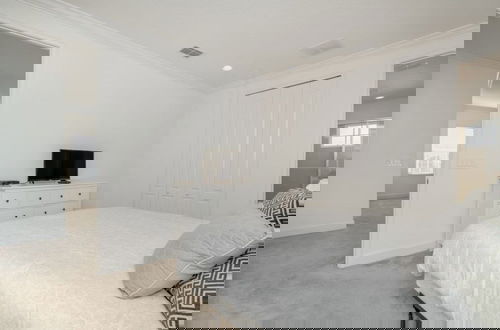 Foto 6 - Beautiful Home Near Disney With Private Pool! 5 Bedroom Villa by RedAwning