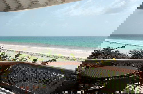 Foto 15 - Oceanfront Elegance: Lovely Home With Views