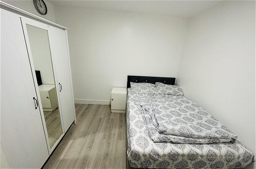 Photo 2 - Immaculate 1-bed Apartment in Harrow
