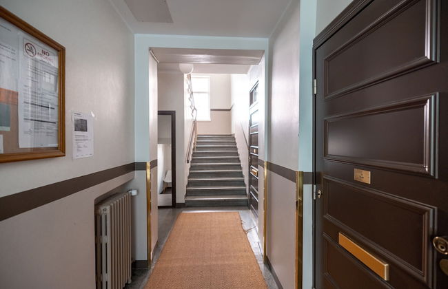 2ndhomes Bright 2BR Apartment - Photo 14