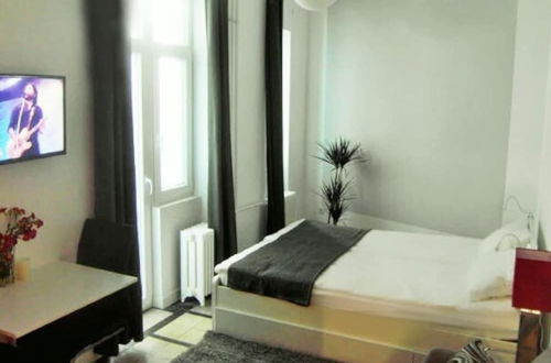 Photo 4 - Super Central Studio Apartment - With Balcony