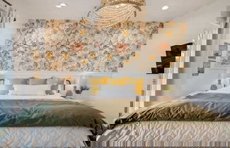 Photo 3 - Gorgeous Home With Hot Tub 5min From the River