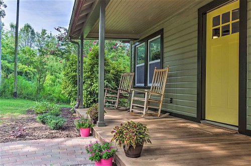 Foto 17 - Charming Morganton Hideaway w/ Porch + Deck
