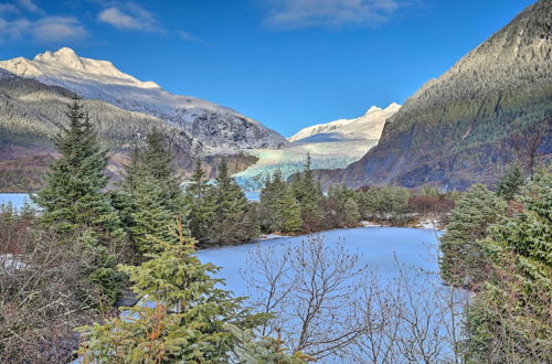 Foto 11 - Expansive Getaway ~2 Miles to Mendenhall Glacier