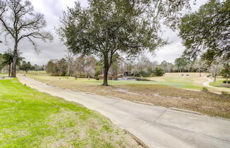 Foto 2 - Quiet Conroe Getaway w/ Patio, Golf Views