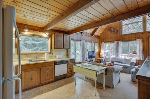 Photo 5 - Rustic, Cozy Cabin w/ Easy Ski and Beach Access