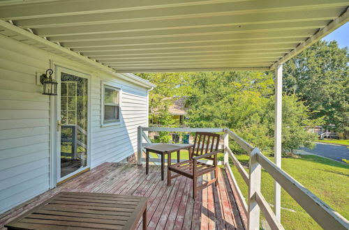 Foto 19 - Bright Durham Home w/ Fully Furnished Deck