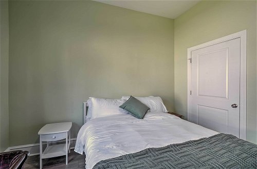 Foto 2 - Bright Durham Home w/ Fully Furnished Deck
