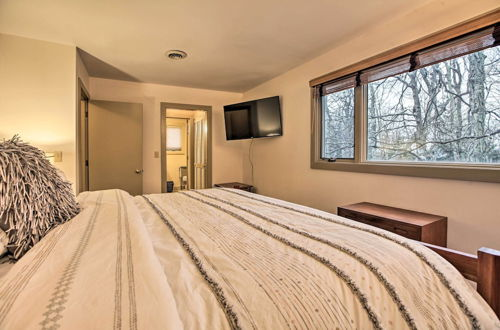 Photo 13 - Mountaintop Wintergreen Resort Home w/ Deck+views