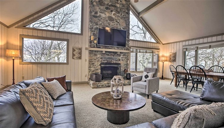 Foto 1 - Mountaintop Wintergreen Resort Home w/ Deck+views