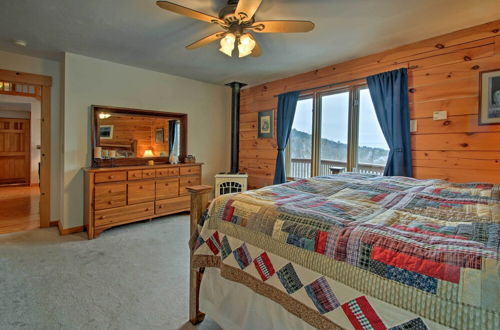 Foto 3 - Spacious Gilford Retreat w/ Deck: 2 Mi to Skiing