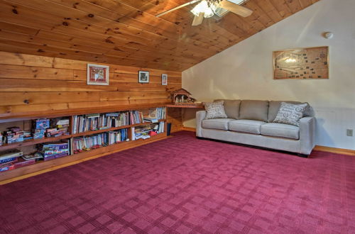 Foto 6 - Spacious Gilford Retreat w/ Deck: 2 Mi to Skiing