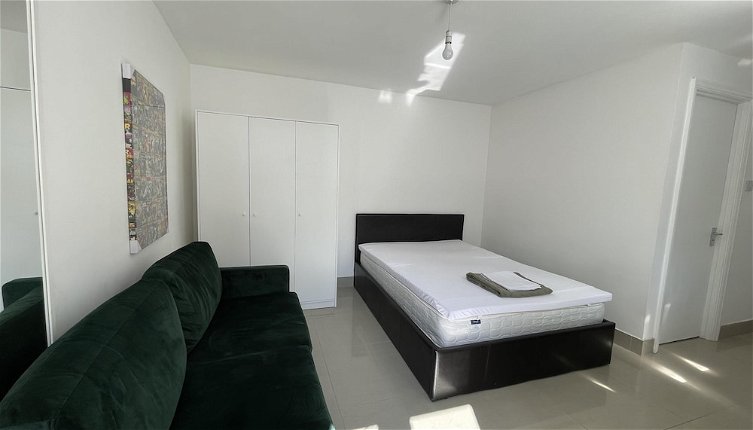 Photo 1 - Immaculate 1-bed Studio in London