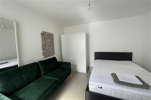 Photo 4 - Immaculate 1-bed Studio in London