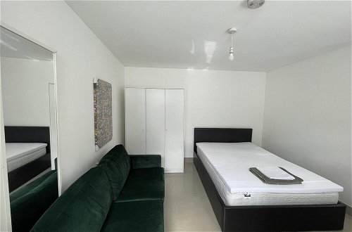 Photo 9 - Immaculate 1-bed Studio in London