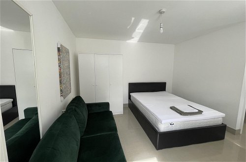 Photo 3 - Immaculate 1-bed Studio in London