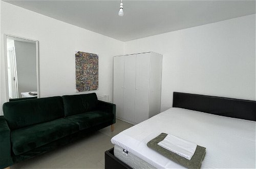 Photo 5 - Immaculate 1-bed Studio in London